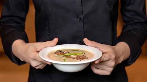 Comment faire une soupe de champignons sans crème pour une option faible en calories?