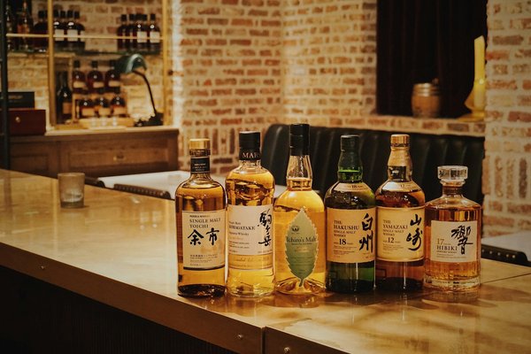 Comment organiser une soirée de dégustation de whiskies japonais dans un bar spécialisé?